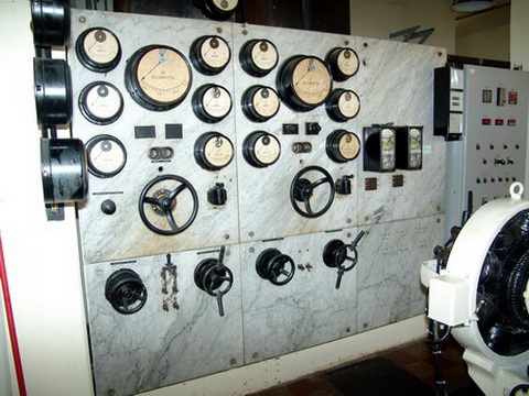 O antigo painel de controle, todo em mrmore com volantes e indicadores de bobina mvel